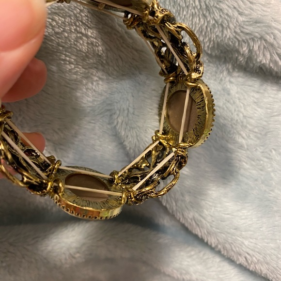 Vintage  costume cameo stretch cuff brac… - Picture 5 of 8